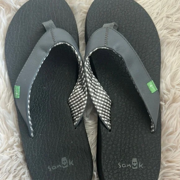 Sanuk Black Flip Flops - Picture 2 of 3